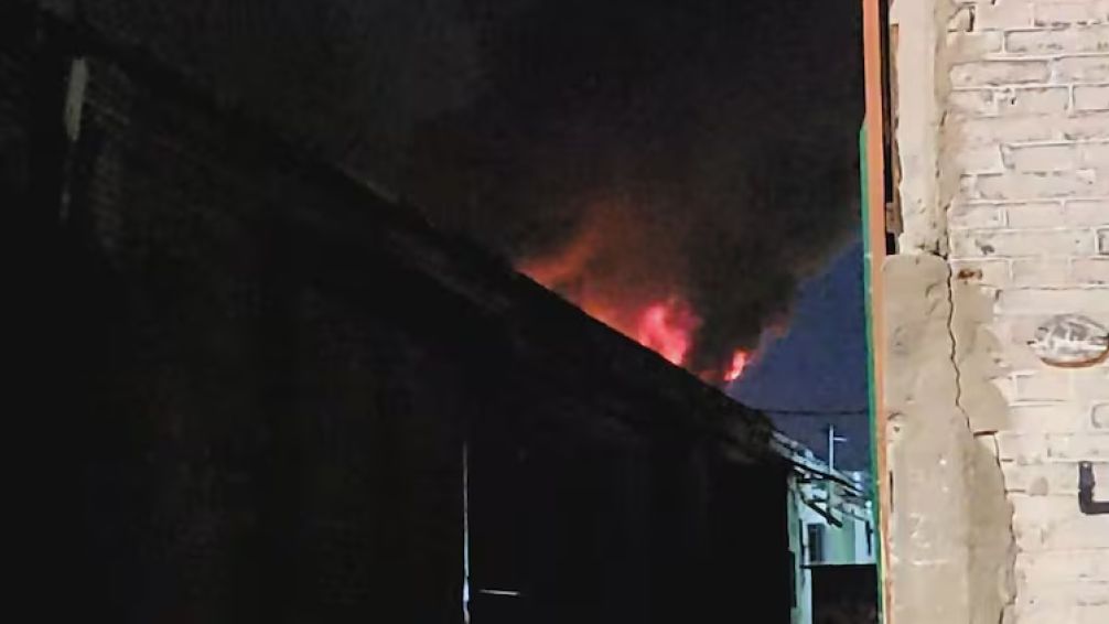 Terrible incendio en una fábrica de Avellaneda: los vecinos se autoevacuaron 