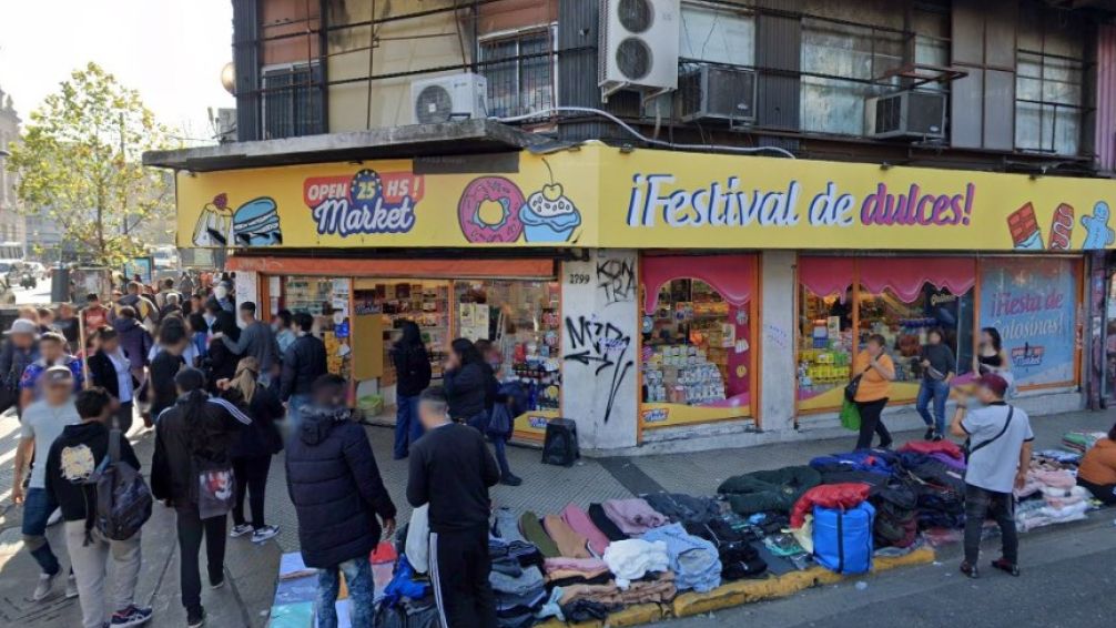 En un impactante operativo simultáneo la ciudad realizó 200 allanamientos en Once para desarticular organizaciones de manteros y venta ilegal