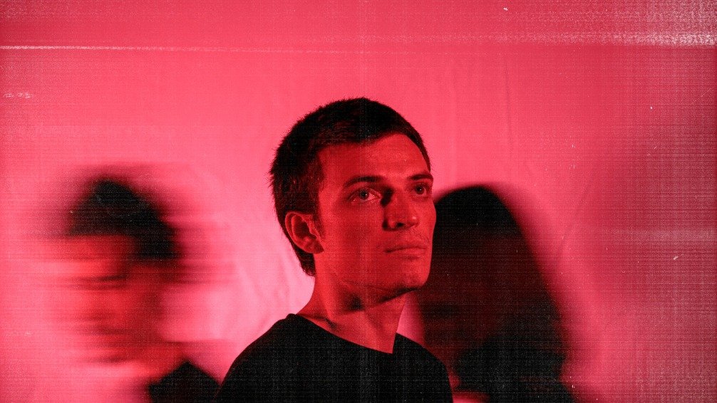 Manu Estrach presenta 'Solo palabras', su segundo single