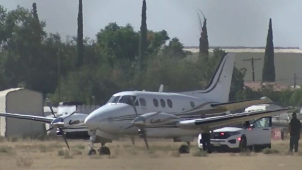 Un pasajero logró aterrizar una avioneta luego de que su piloto quedara 'incapacitado' en pleno vuelo
