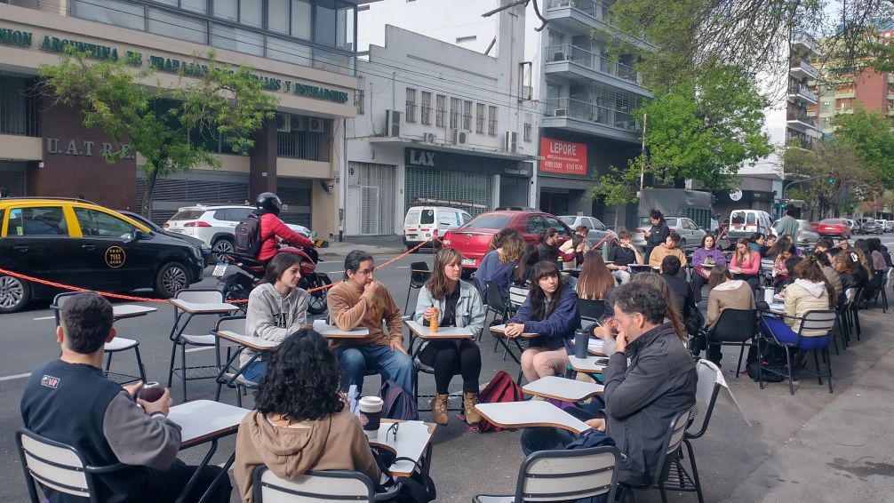  Facultad de Psicología de la UBA tomada en  protesta contra el veto al financiamiento universitario de Milei
