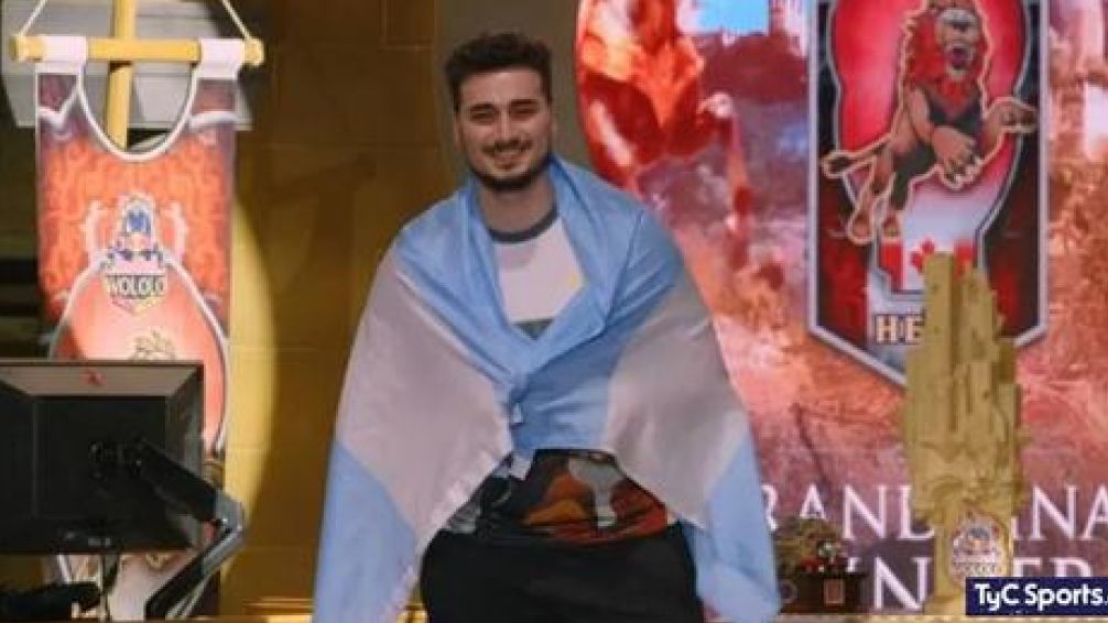 Es canadiense, ganó un Mundial de Age of Empires II y festejó con la bandera de Argentina