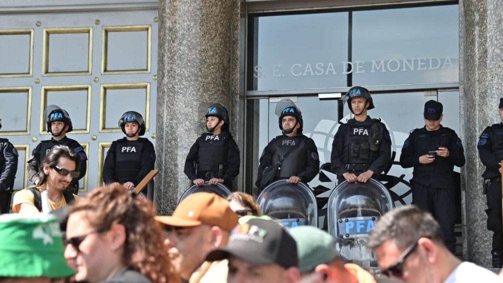 Casa de La  Moneda: trabajadores movilizan frente a 1500 despidos del gobierno