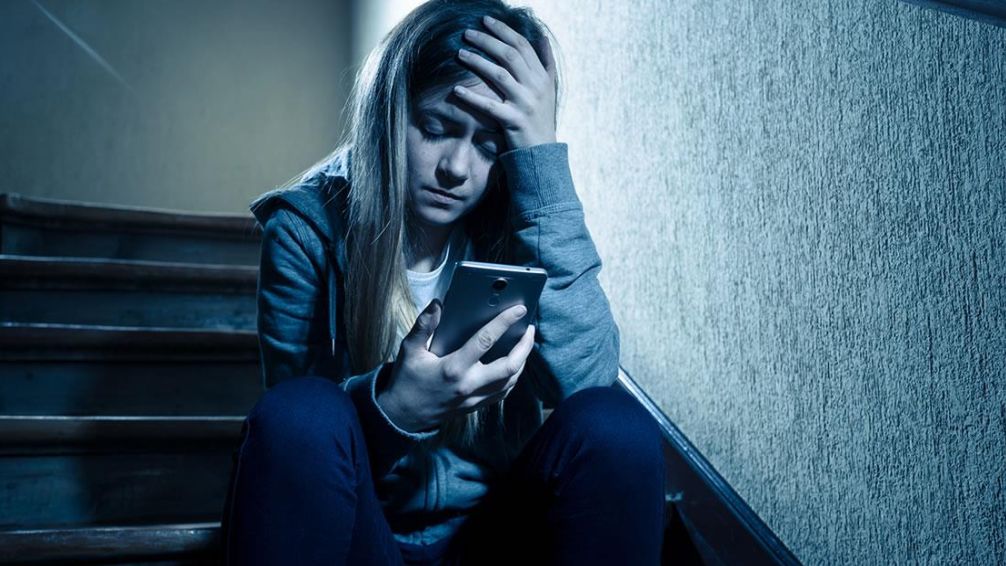 Tres señales que indican que tu hijo estaría sufriendo de acoso en redes sociales