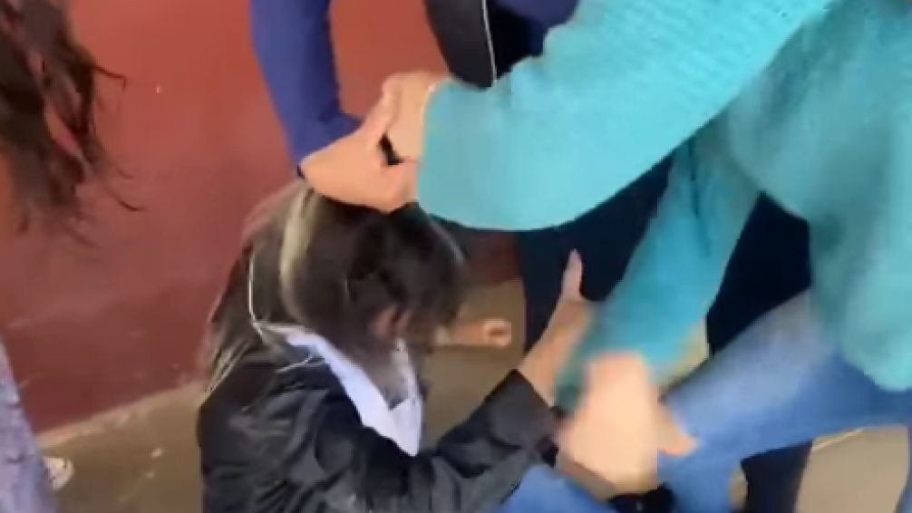 Grave incidente en Marcos Paz: madres golpean brutalmente a una maestra acusada de maltrato