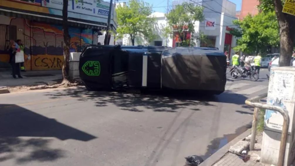 Mala maniobra: un patrullero volcó en el centro de Morón
