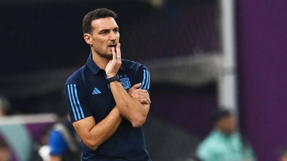 Pensativo. Scaloni tiene algunas dudas para definir el once que enfrentará a Bolivia.