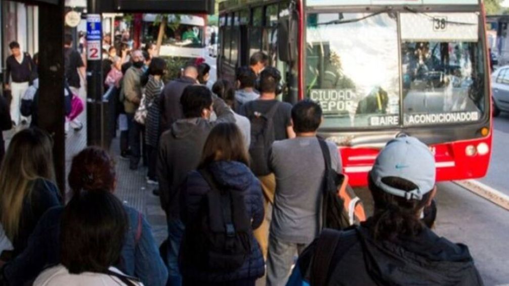 Tensión entre gremios de colectiveros: UCRA acusa a la UTA de Roberto Fernández por salarios de miseria