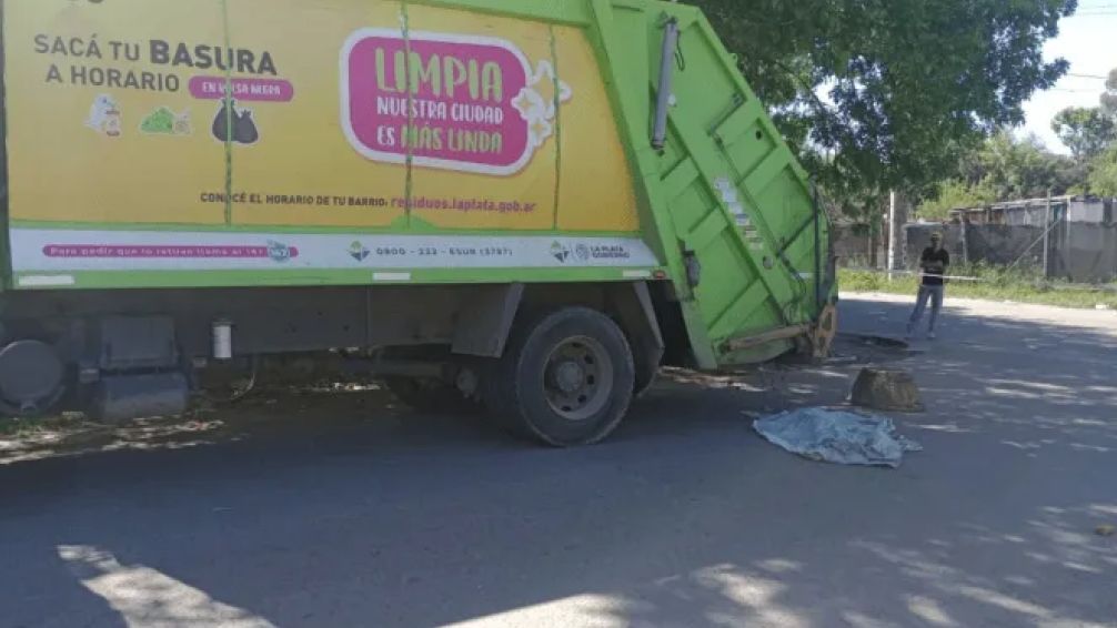Horror en La Plata: un camión municipal atropelló y mató a un nene de 3 años y su mamá está en grave estado 