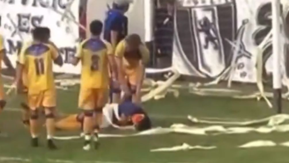 Cayó una bomba de estruendo en el partido de El león - Atlético Villa Gesell: el arquero resultó herido