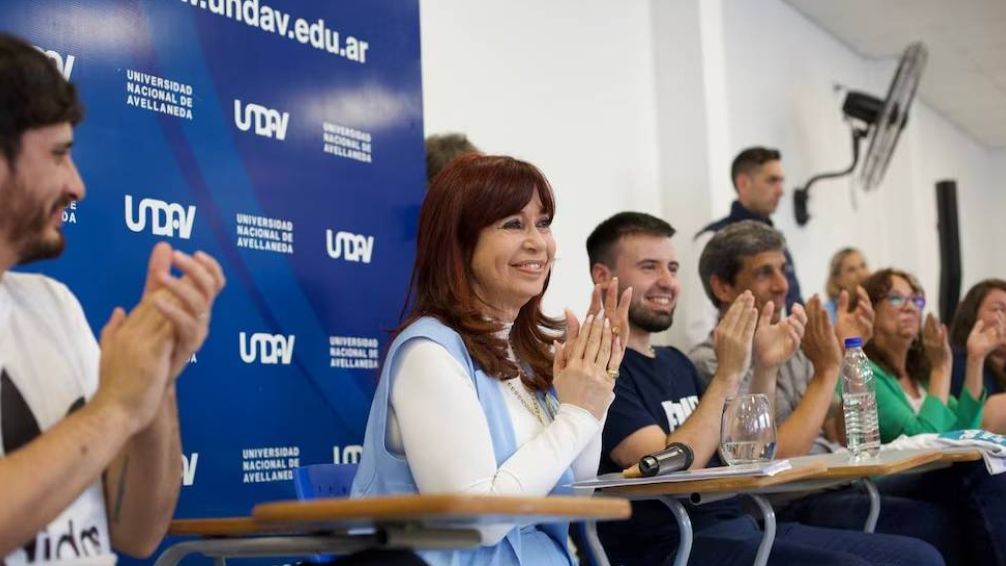 Visita. Cristina Kirchner junto a alumnos y autoridades de la UNDAV.
