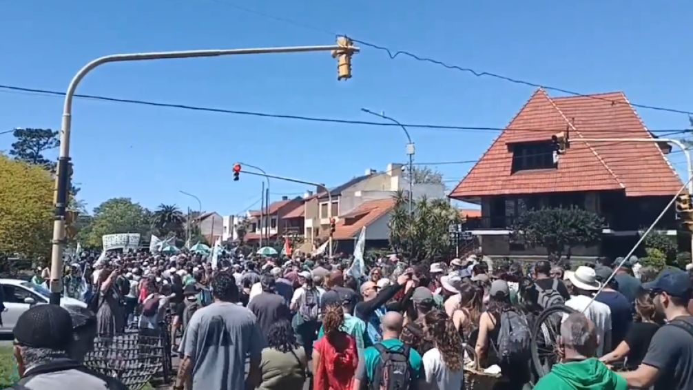 Javier Milei en Mar del Plata: sindicatos, docentes y universitarios marcharon contra la visita del Presidente 