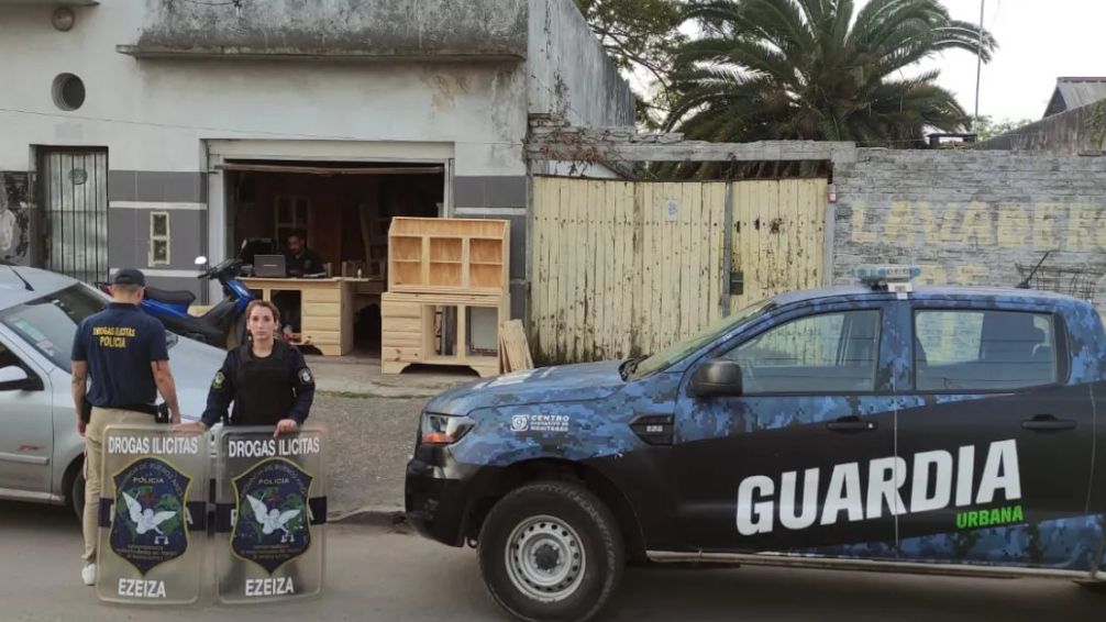 En Monte Grande detuvieron a un colombiano que vendía droga: usaba una mueblería como cortina de humo	