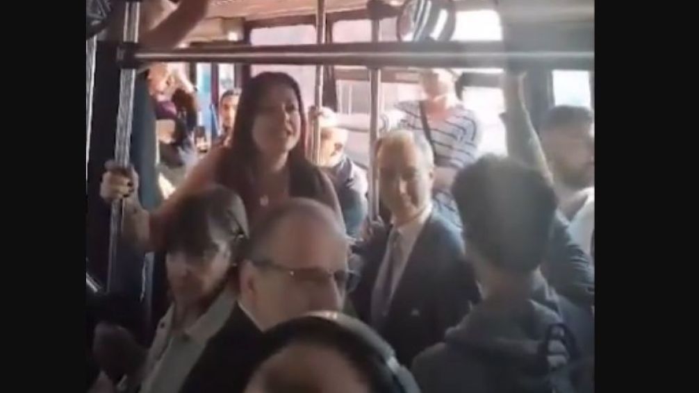 Pasajeros escracharon a Pettovello en Aeroparque por la privatización de Aerolíneas