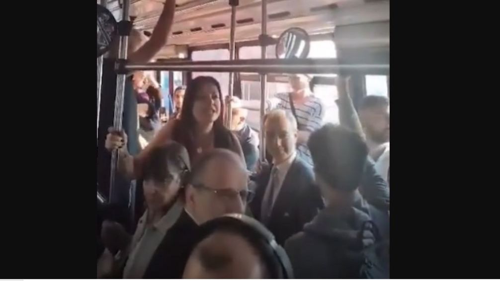 Pettovello escrachada por pasajeros en aeroparque