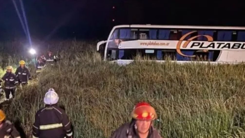 Tragedia en Ruta 2: despistó un micro y hay al menos un muerto y 14 heridos