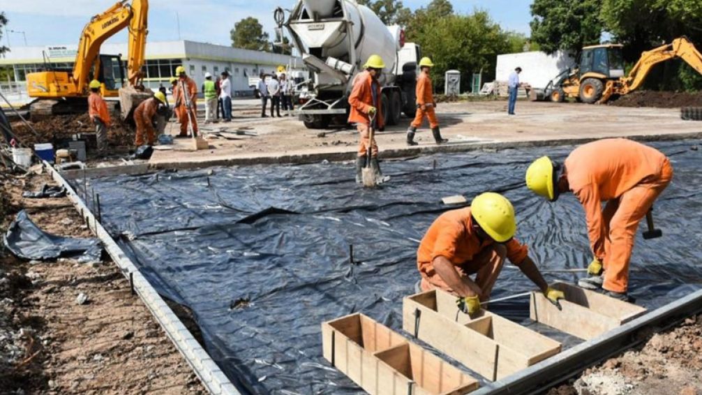 Cien mil empleos menos en construcción desde que asumió Milei