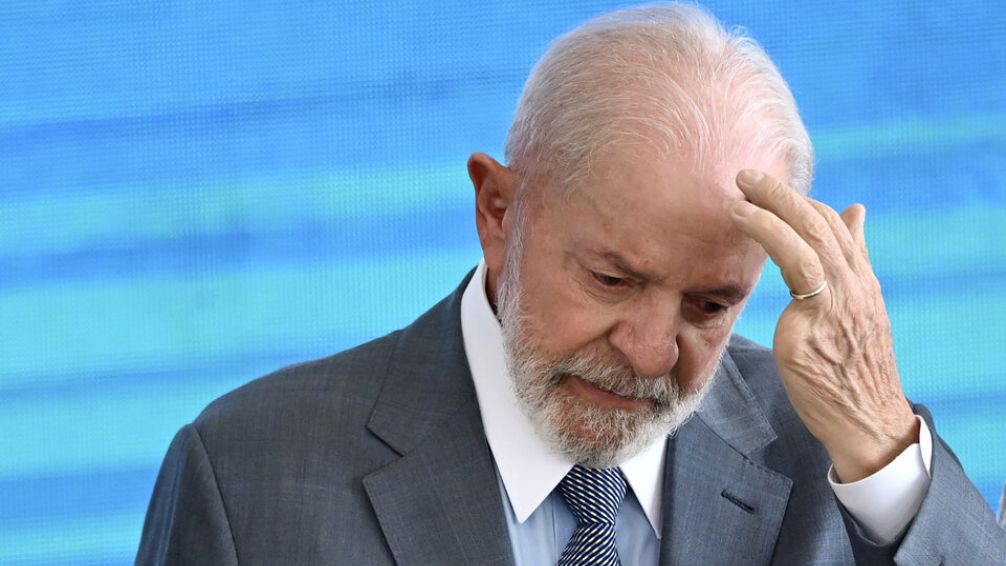 Lula cancela su viaje al BRICS tras sufrir un accidente doméstico