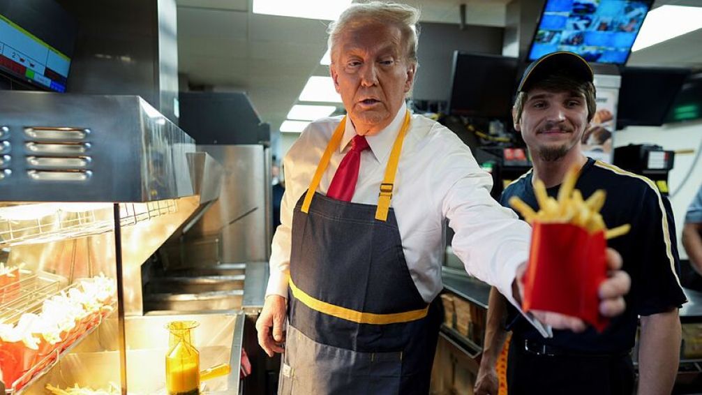 Campaña con fritas: Trump cocinó en un reconocido local de comidas rápidas y se burló de Kamala Harris