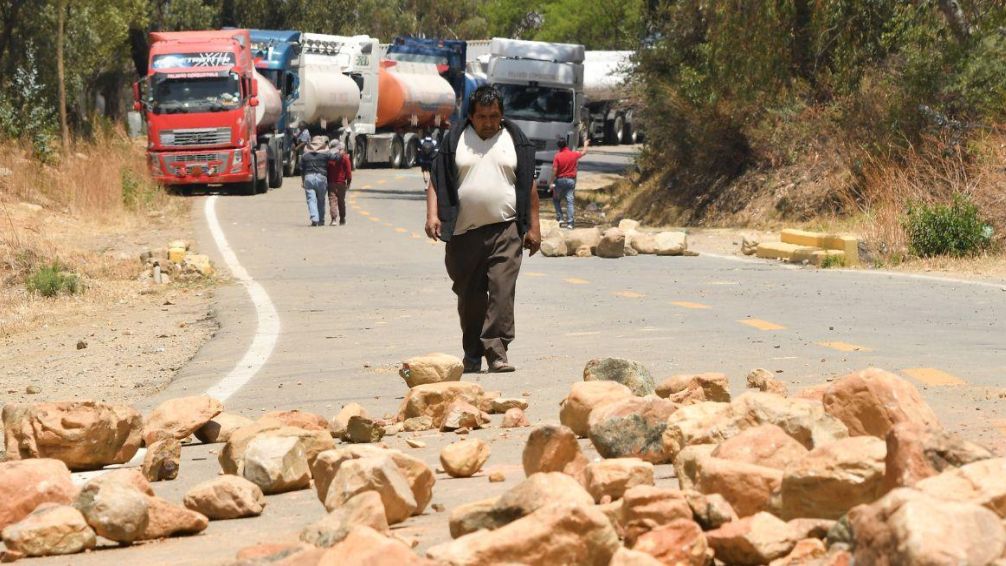 Bloqueos y múltiples pedidos de renuncia ponen contra las cuerdas a Luis Arce en Bolivia