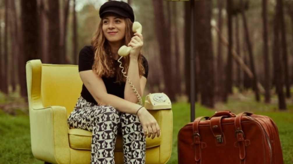 La canción narra la historia de una persona que, a pesar de un profundo amor, se ve obligada a poner fin a una relación que le causa más sufrimiento que felicidad