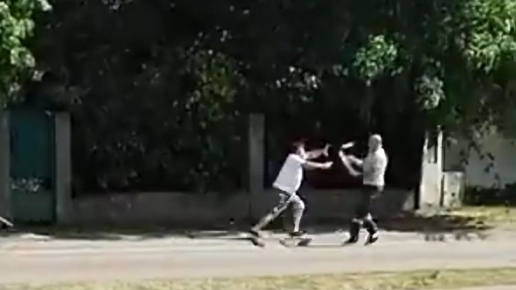 Violencia extrema en La Plata: Palo vs cuchillo por un incidente vial