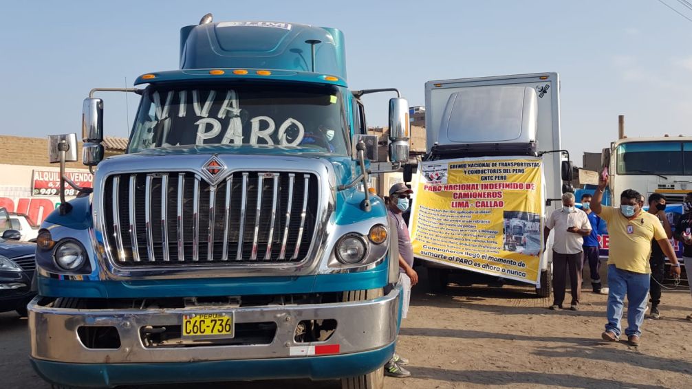 Transportistas peruanos realizan un tercer paro nacional en protesta por la inseguridad