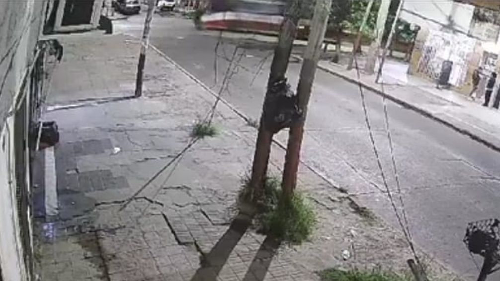 VIDEO: En Lanús un colectivo atropelló a un adolescente que iba parado en su moto y su estado es reservado