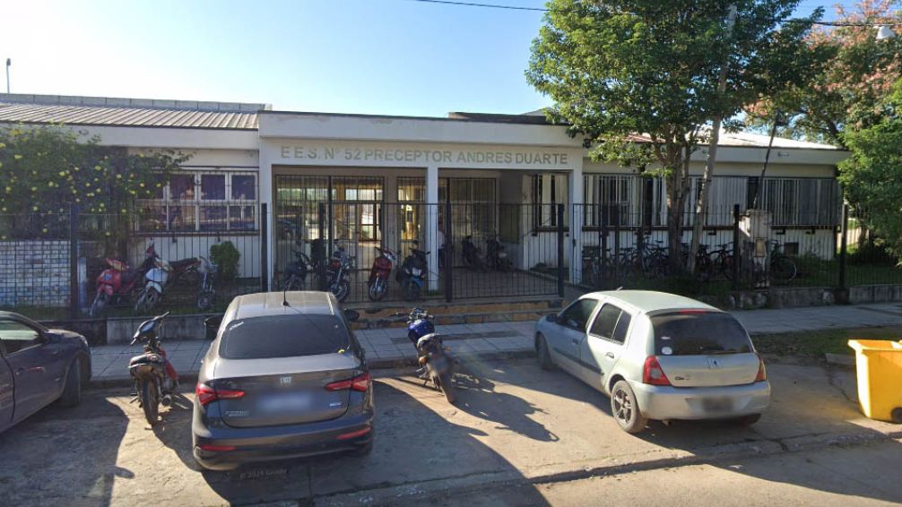 La estudiante fue llevada al hospital para que sea examinada y así conocer el grado de la situación.