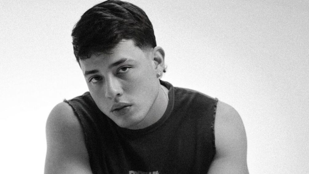 Alejandro se ha destacado por su dedicación a la música desde muy joven, y con este tema, continúa construyendo su sello personal en la industria musical