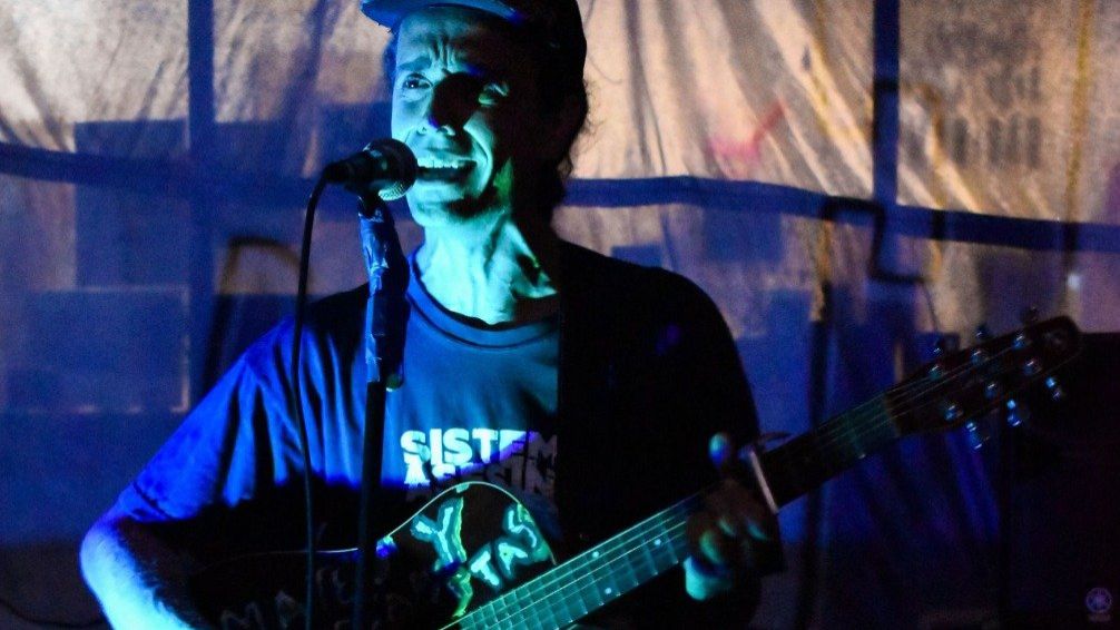 Mateo y Los Escapistas es el proyecto solista de Tomás Maciel oriundo de Tucumán que reside en Buenos Aires