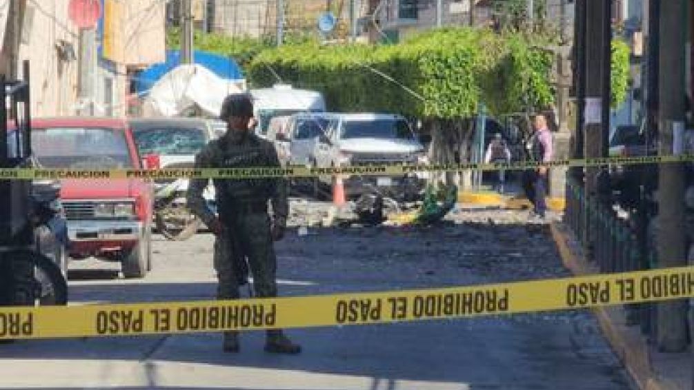 Tres policías heridos tras explosión de carro bomba