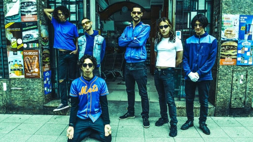 La banda oriunda de Avellaneda dio sus primeros pasos en el año 2020, con una mezcla de estilos como el rock sónico, rock & roll y rock latino.