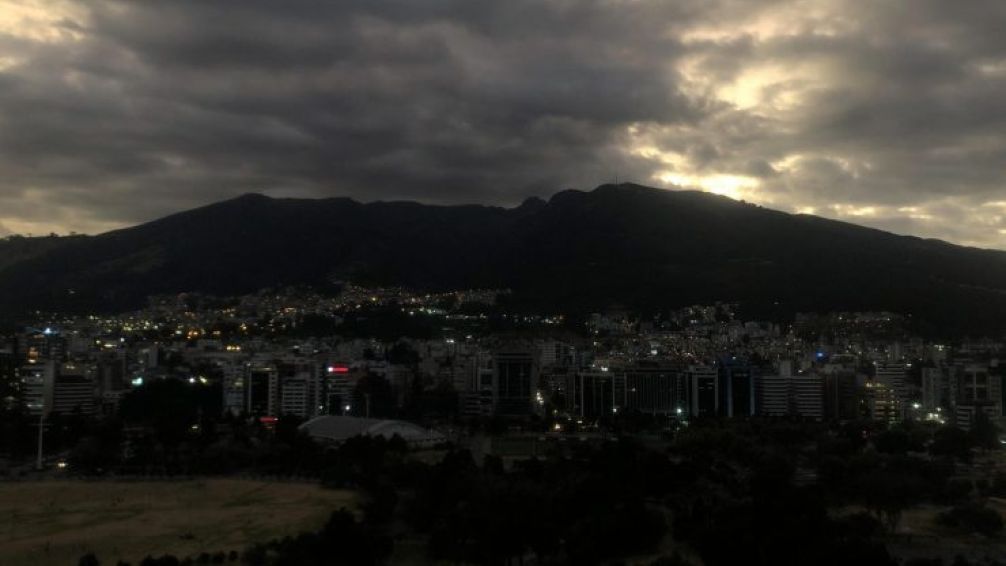 Por la brutal crisis energética, Ecuador aumenta a 14 horas diarias la duración de los cortes de electricidad