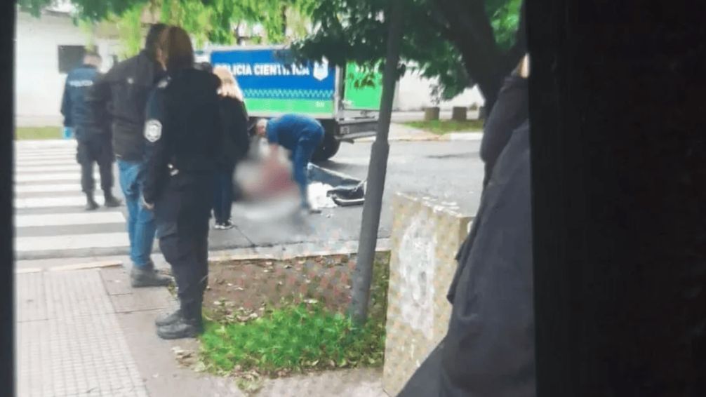 VIDEO: En La Matanza un colectivo atropelló y mató a una mujer de 78 años que cruzaba por la senda peatonal