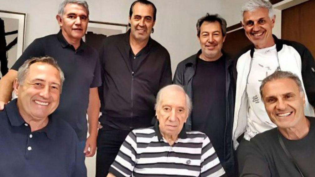 Bilardo enfrenta el síndrome de Hakim-Adams, una enfermedad neurodegenerativa que le afecta la noción del tiempo y genera confusión entre los recuerdos del pasado