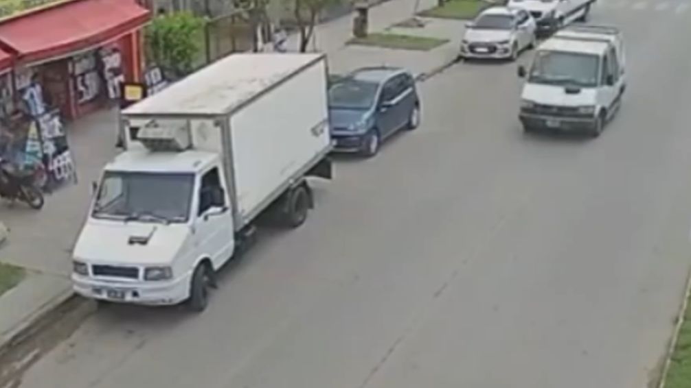 VIDEO: Robo fugaz en La Plata, un ladrón se llevó la recaudación de un camión frigorífico 
