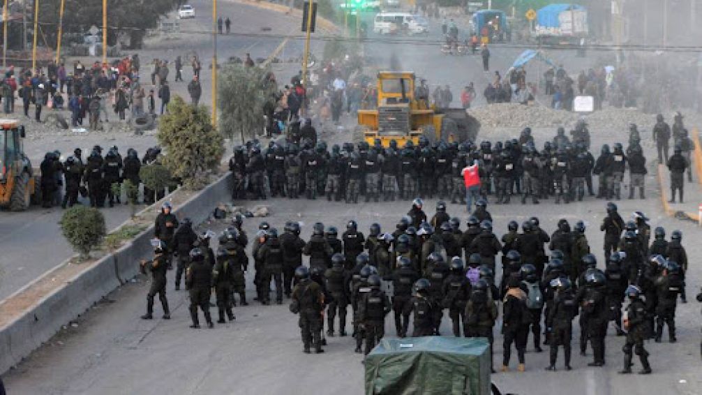 Bloqueos en Bolivia: 14 policías heridos y al menos 44 personas detenidas