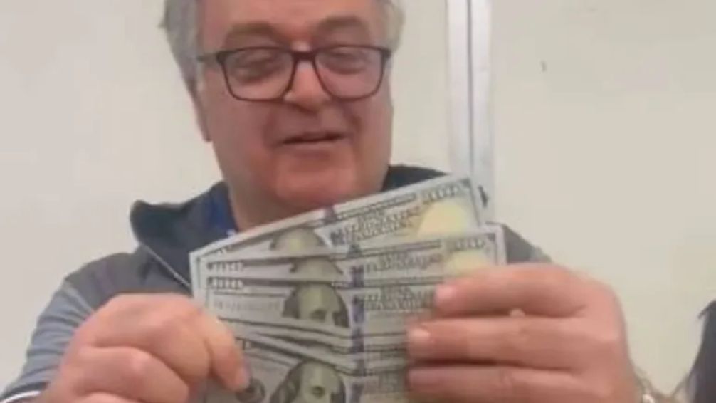 Insólito: fue a votar, se confundió y metió 600 dólares a la urna