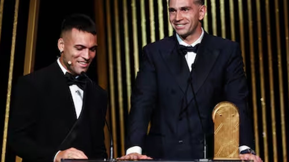Dibu Martínez ganó el premio Balón de Oro al mejor arquero del mundo