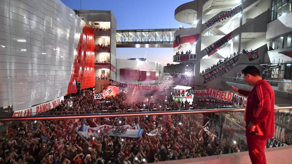 Banderazo de River en el Monumental a horas del partido ante Atlético Mineiro