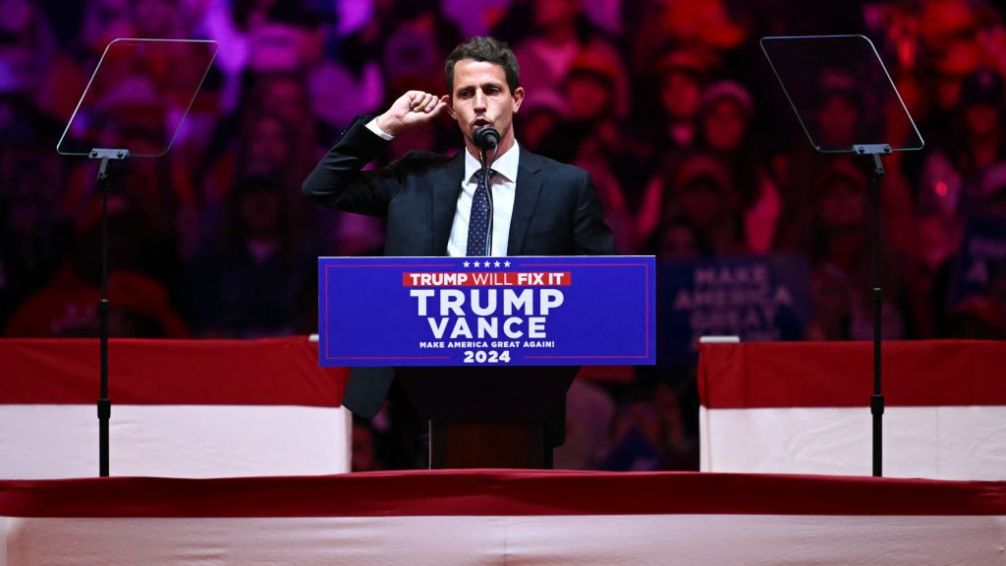 Polémica: un comediante se refirió como 'isla de basura' a Puerto Rico, durante un mitin de Donald Trump
