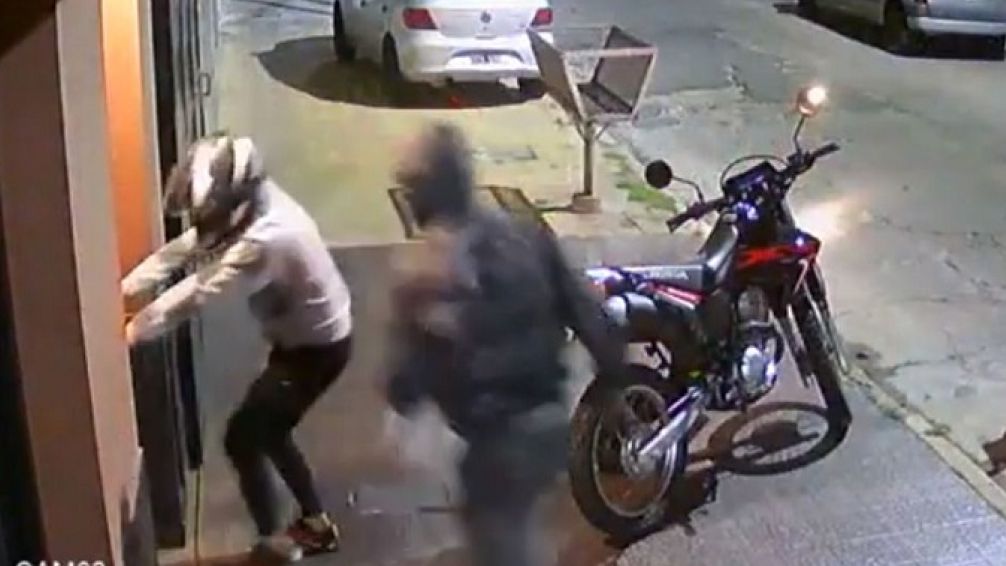 VIDEO: Dos motochorros fueron grabados mientras escondían el dinero de una salidera bancaria 