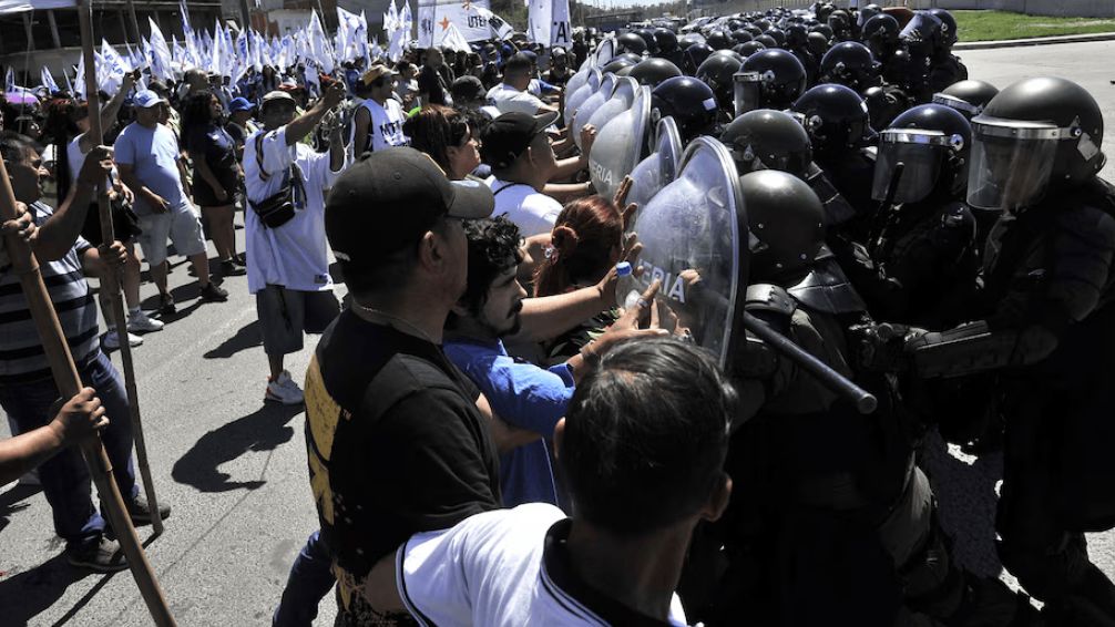 VIDEO: Gendarmería dispersó con gases a los manifestantes frente al predio de Mercado Libre en La Matanza