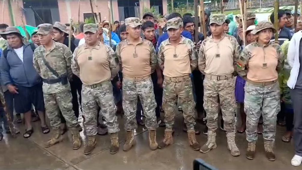 Seguidores de Evo Morales coparon un cuartel militar y mantienen rehenes