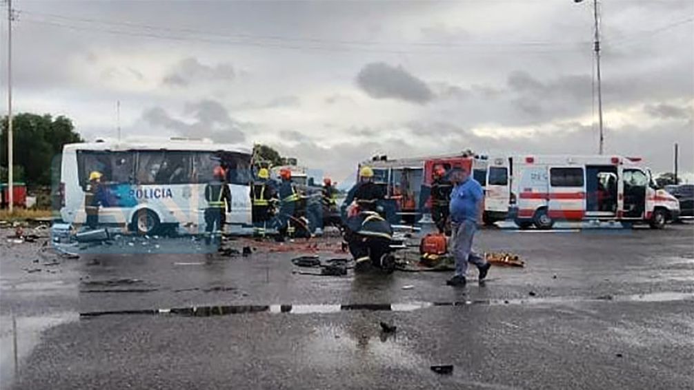 Combi policial chocó contra camión de YPF: hay cuatro muertos