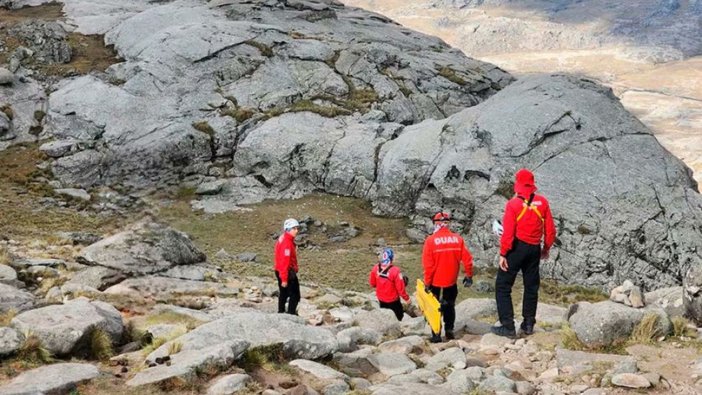 Otra vez: rescatan a estudiantes y profesores intoxicados en un cerro de Córdoba