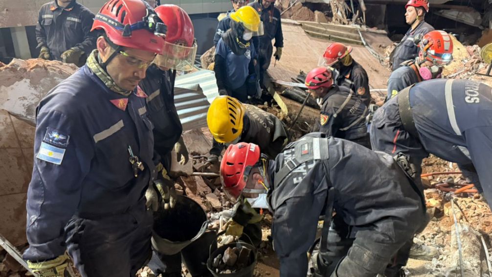 Derrumbe en Villa Gesell: el operativo se suspendió por varias horas debido a las fuertes tormentas 