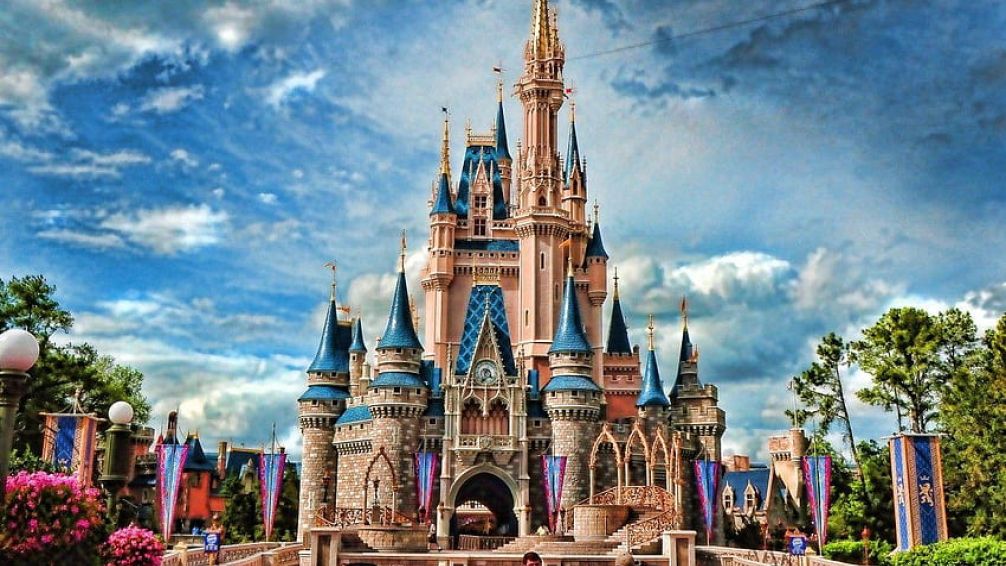 Insólito: acusan a exempleado de Disney de modificar los menús del parque como venganza por su despido