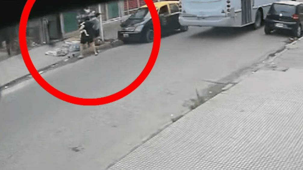 VIDEO: En La Matanza un taxista atropelló a una madre con su bebe y escapó